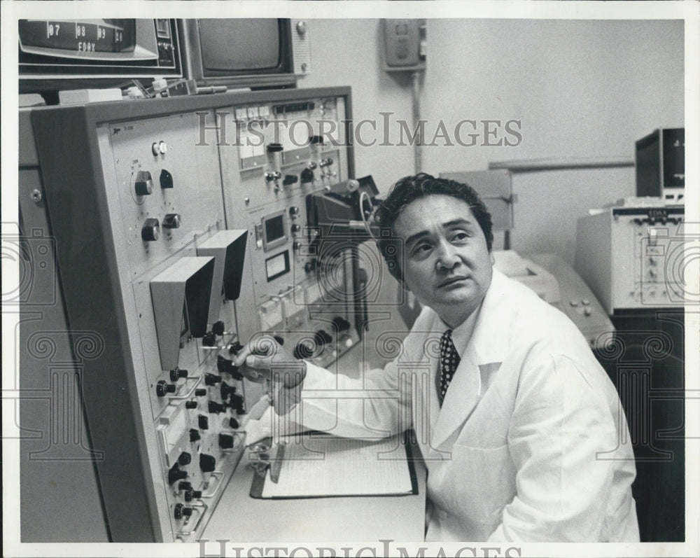1974 Press Photo Dr Noguchi Control Panel of Electron Microscope - RSG04861 - Historic Images