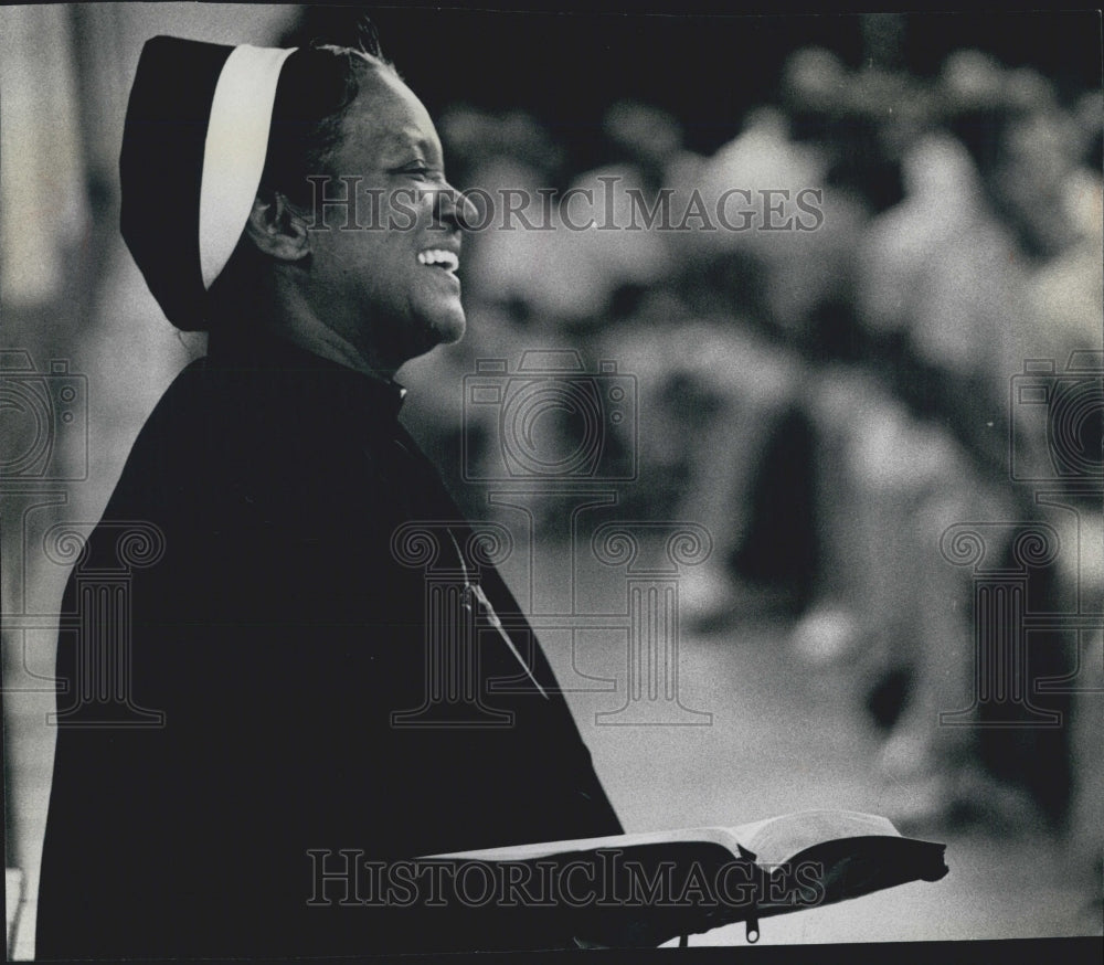 1991 Press Photo Mother York fosters to Cook County inmates. - Historic Images