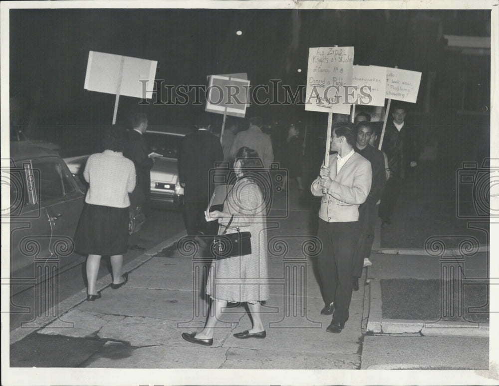 1963 Puerto Rican people picketed the home of Ald. Stanley Zydlo - Historic Images