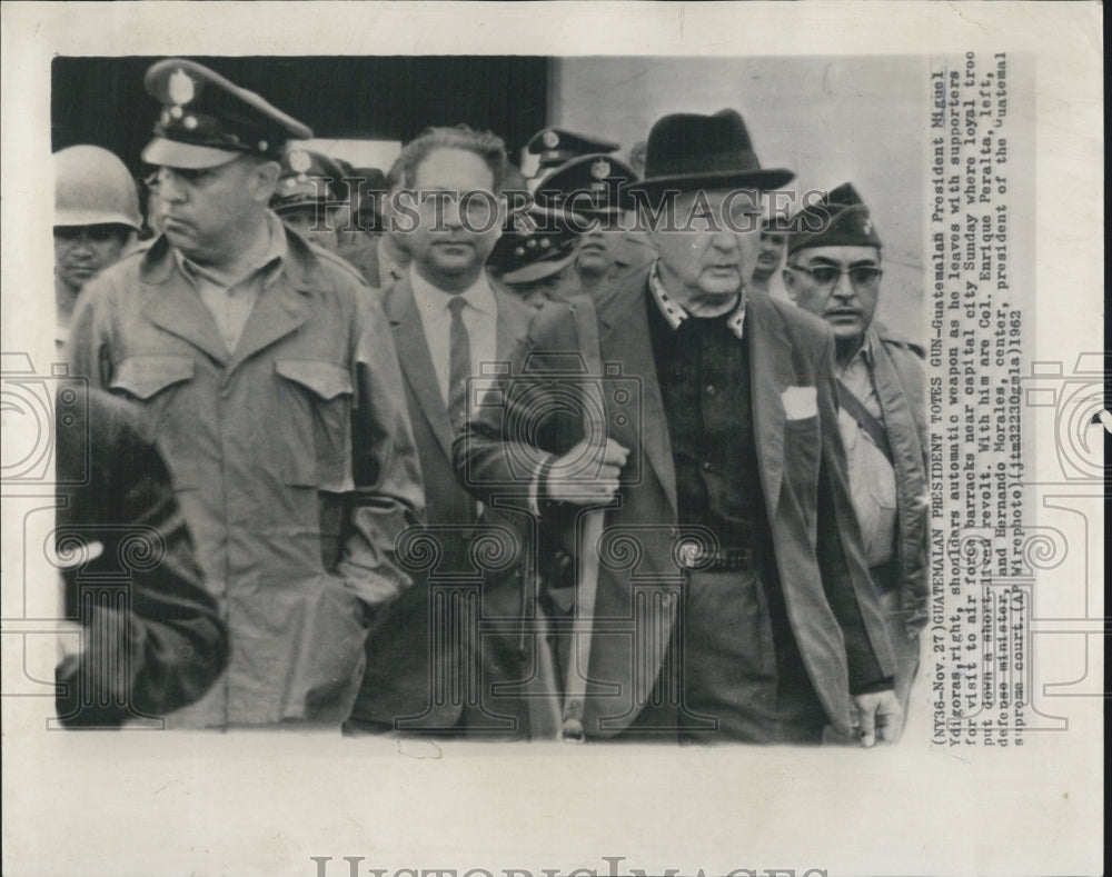 1963 Press Photo Guatemalan President Miguel Ydigoras carries automatic weapon. - Historic Images