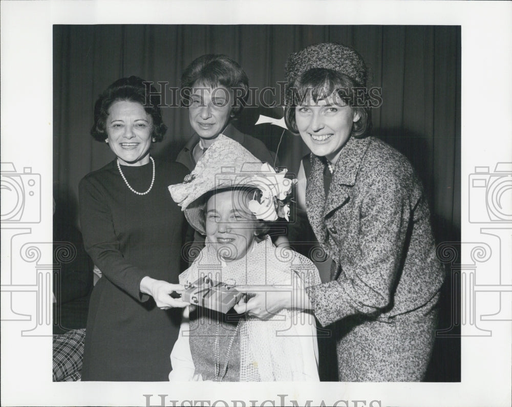 Press Photo Political wives have a &quot;Fair Lady&quot; hat contest at their luncheon. - Historic Images