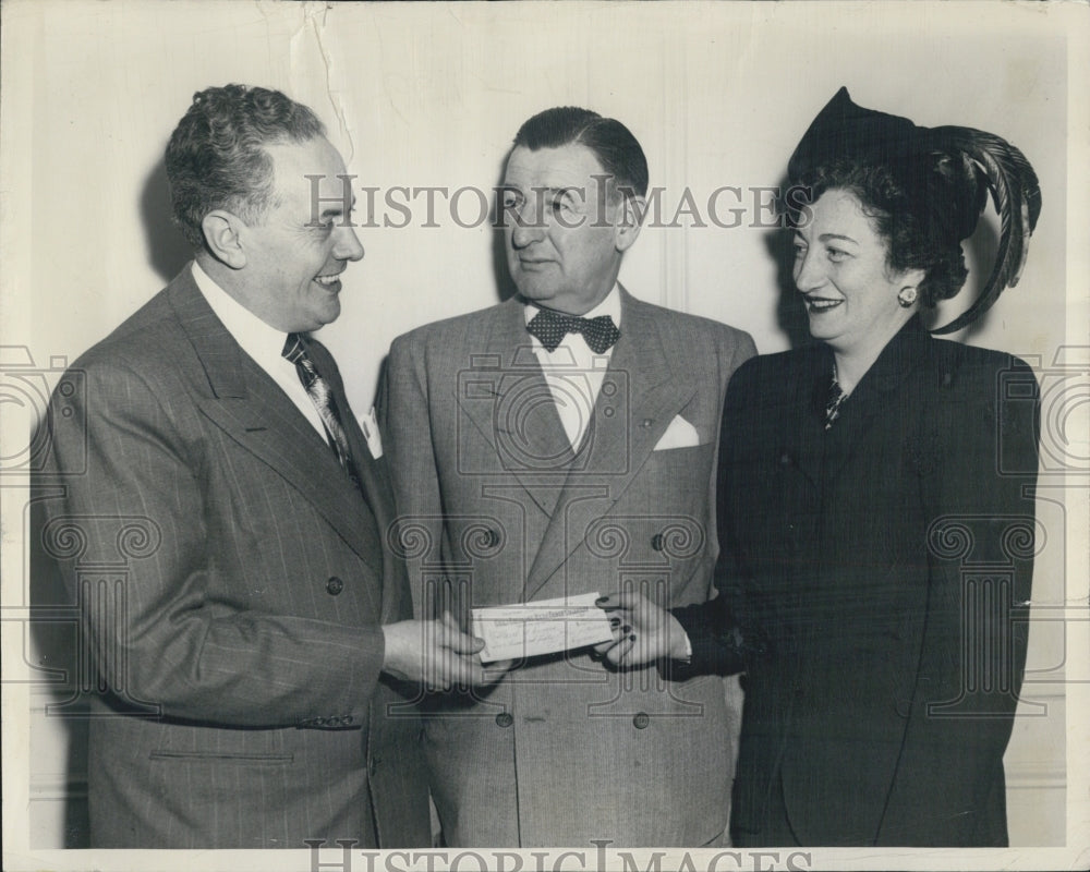 1949 Press Photo Asparagus Club Fundraising Presented To Mrs Nathan Lipton - Historic Images