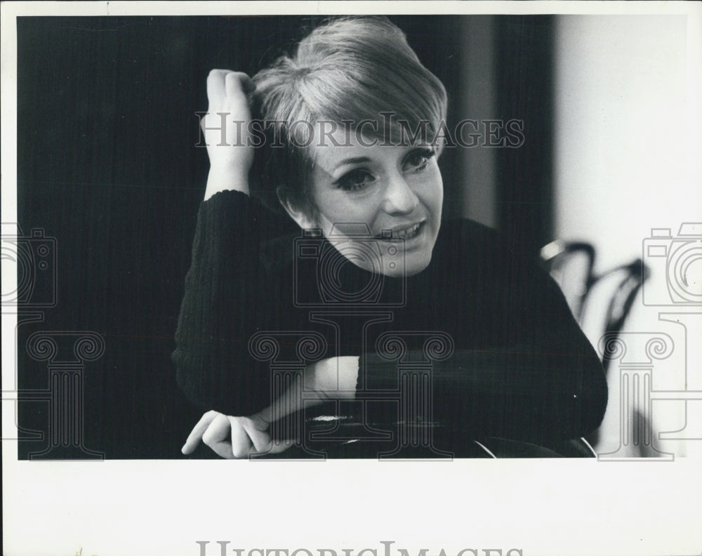 1967 Second City New Cast Member Lynne Lipton - Historic Images