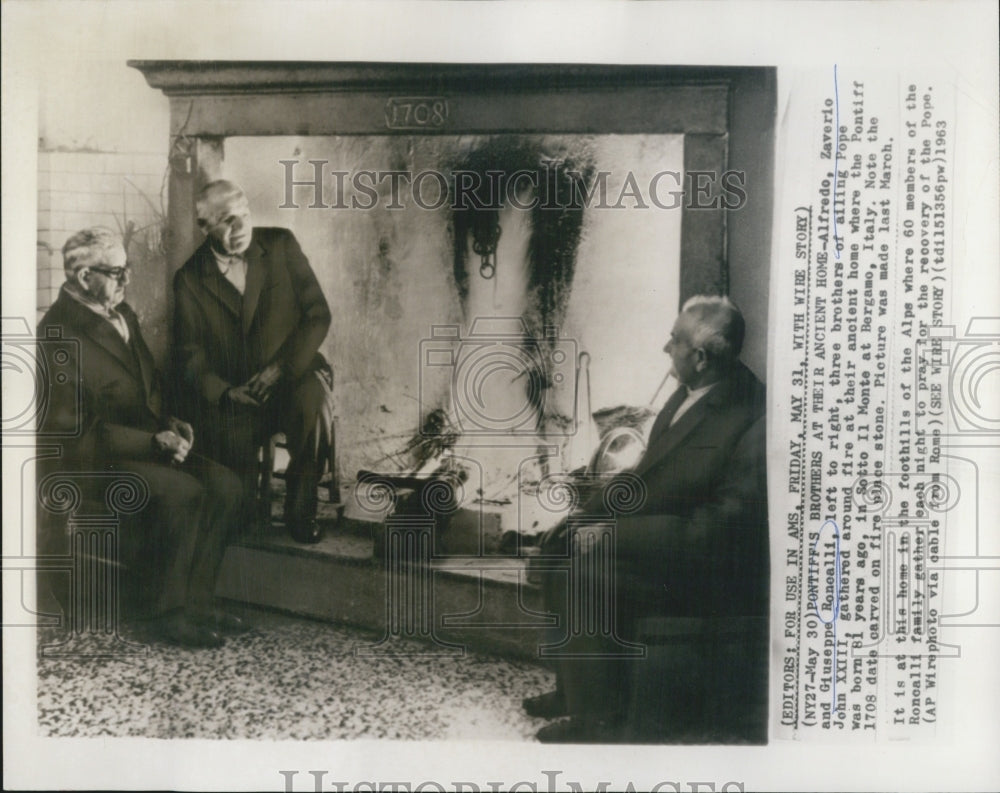 1963 Press Photo Pontiff Brothers At Ancient Home Roncalli Alfredo Zaverio - Historic Images