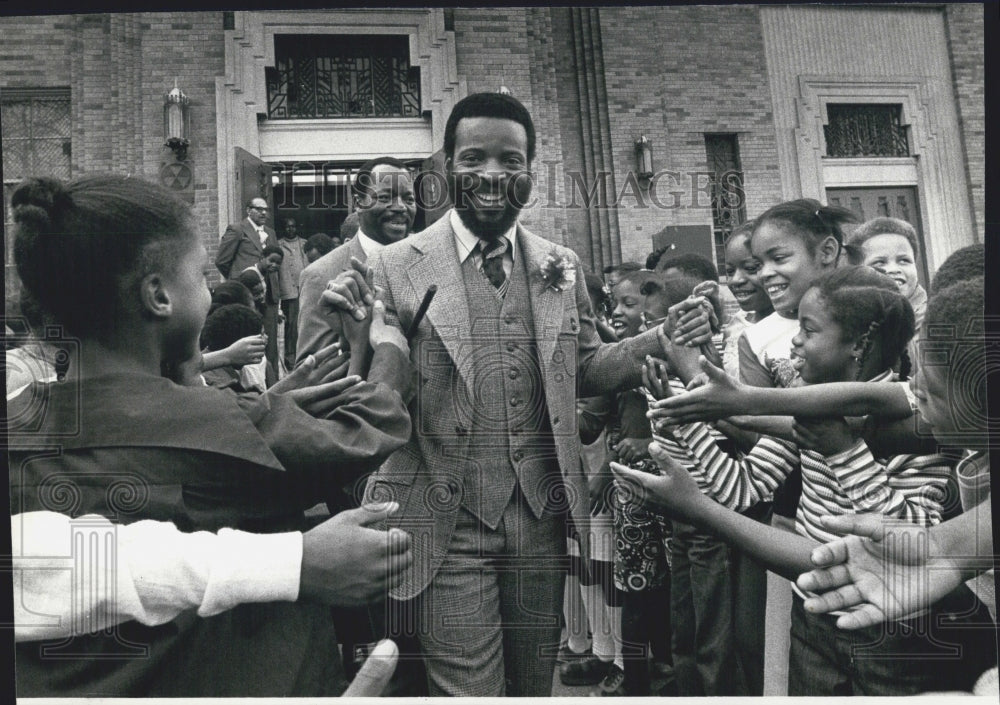 1977 Zulus King Zwelethini Leaving Sherwood Elementary School - Historic Images