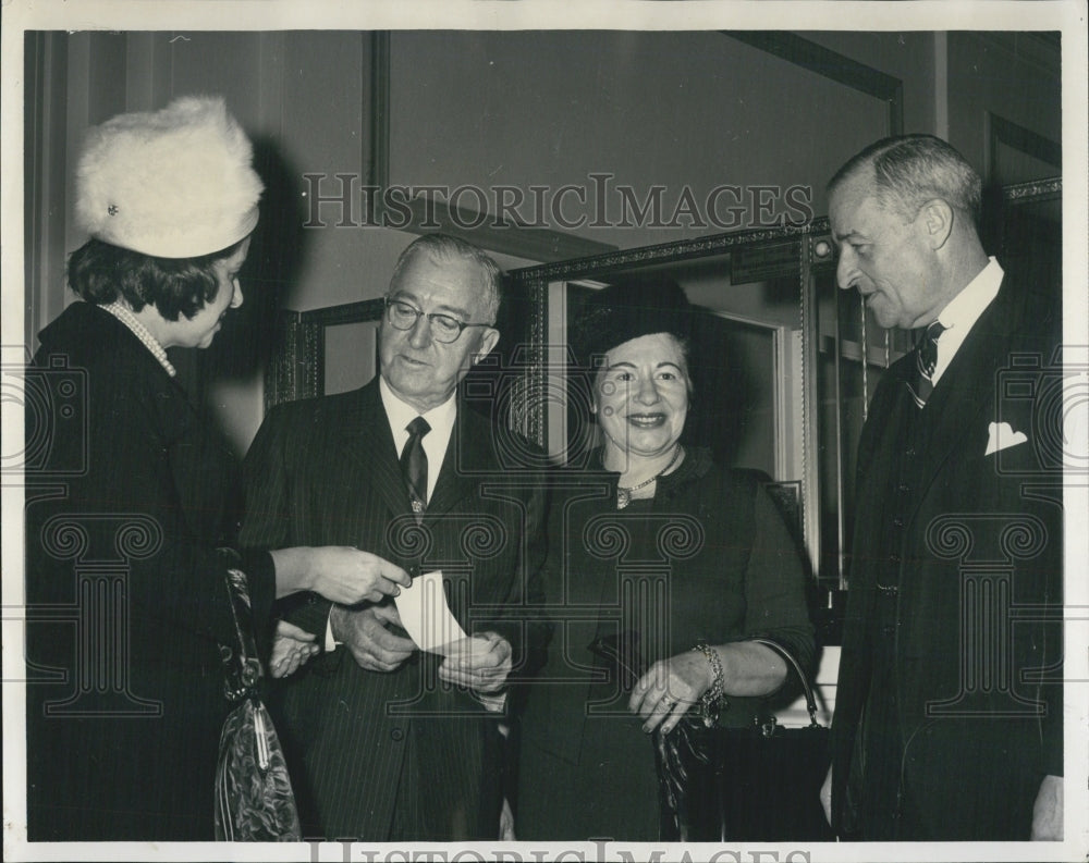 1961 Press Photo Dr. Karl A. Meyer president Chicago Founlings home accepts chec - Historic Images