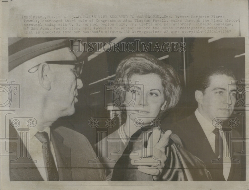 1967 Yvette Marjorie Flores walks through airport with U.S. marshal - Historic Images