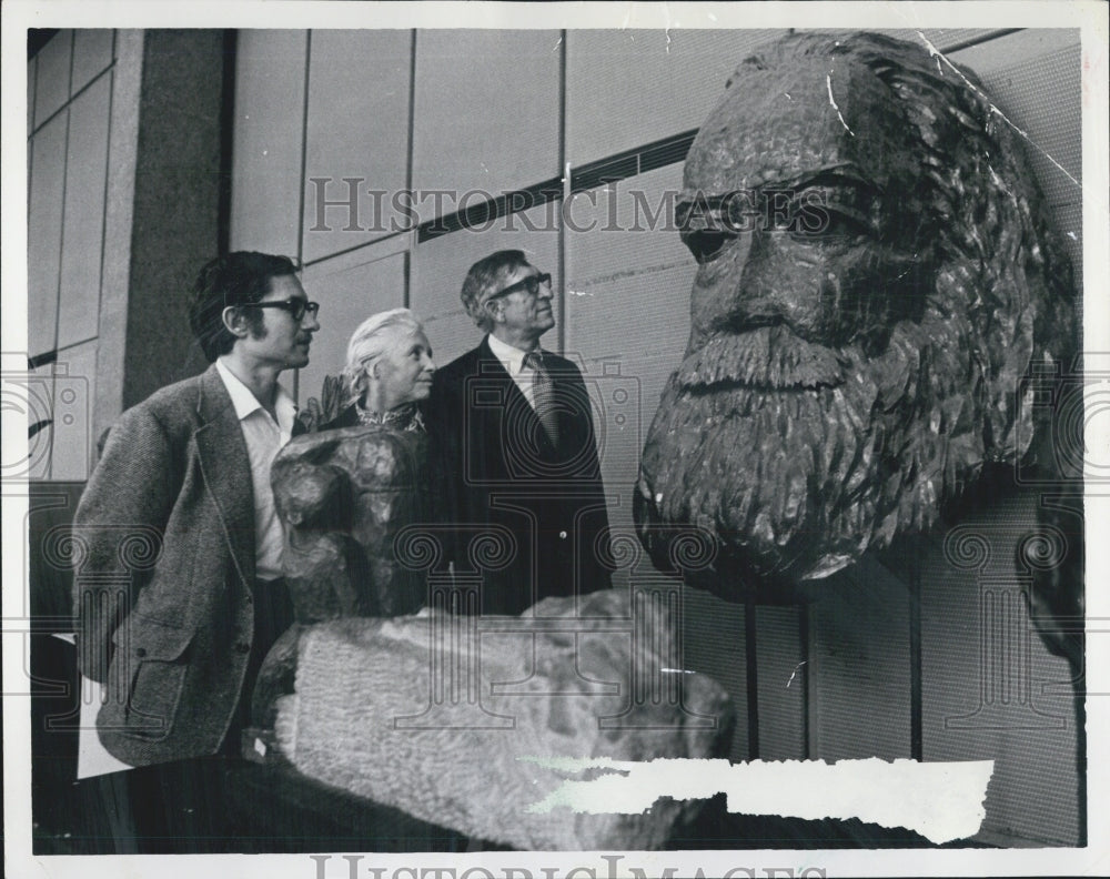 1972 Press Photo Bust of Walt Whitman Simon Gordon metal Steel art - Historic Images