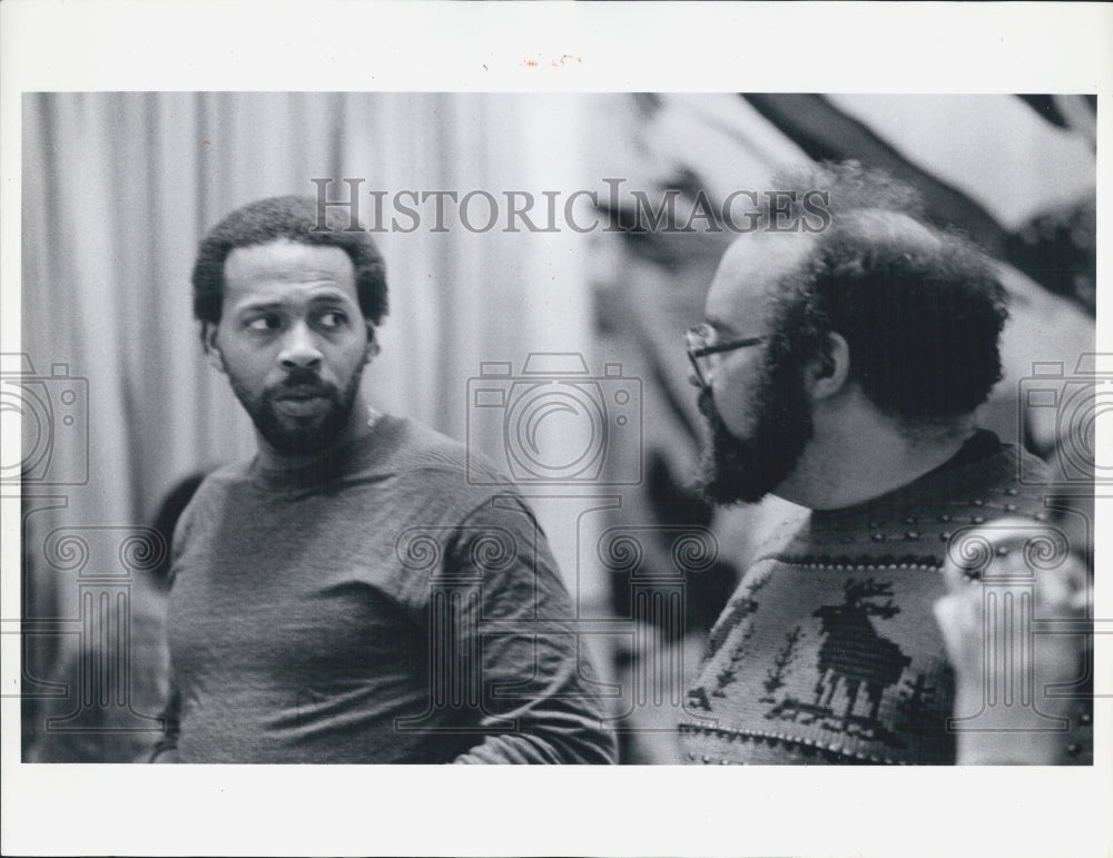 1985 Press Photo Meshach Taylor director Stuart Gordon Adventures Huckleberry - Historic Images