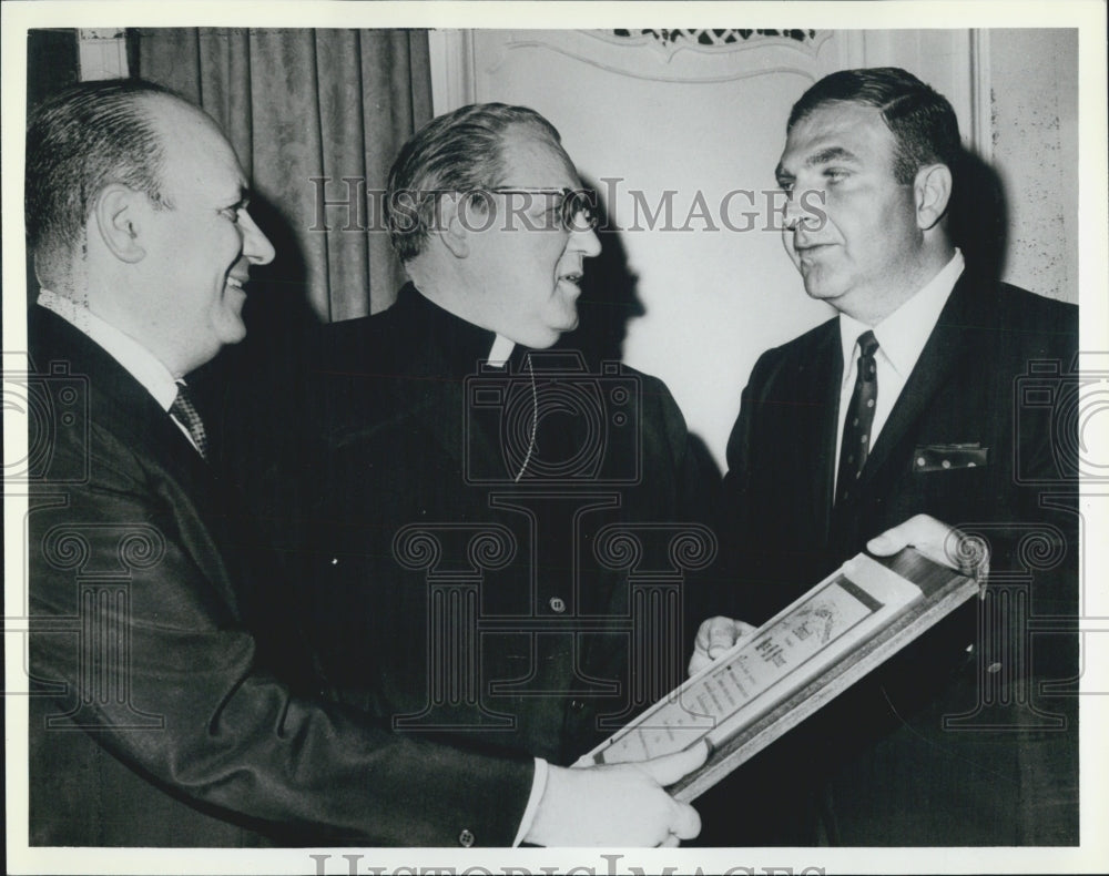 Press Photo Reverend Giving Man Award - Historic Images