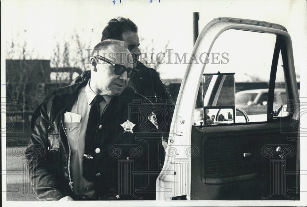 1978 Press Photo Policeman Eugene Azleski released by gunman Stevenso Expressway - Historic Images