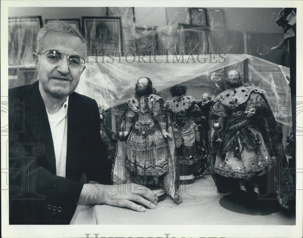 1987 Press Photo Reverend Vincent Zarlenga With Art Collection From Brother - Historic Images