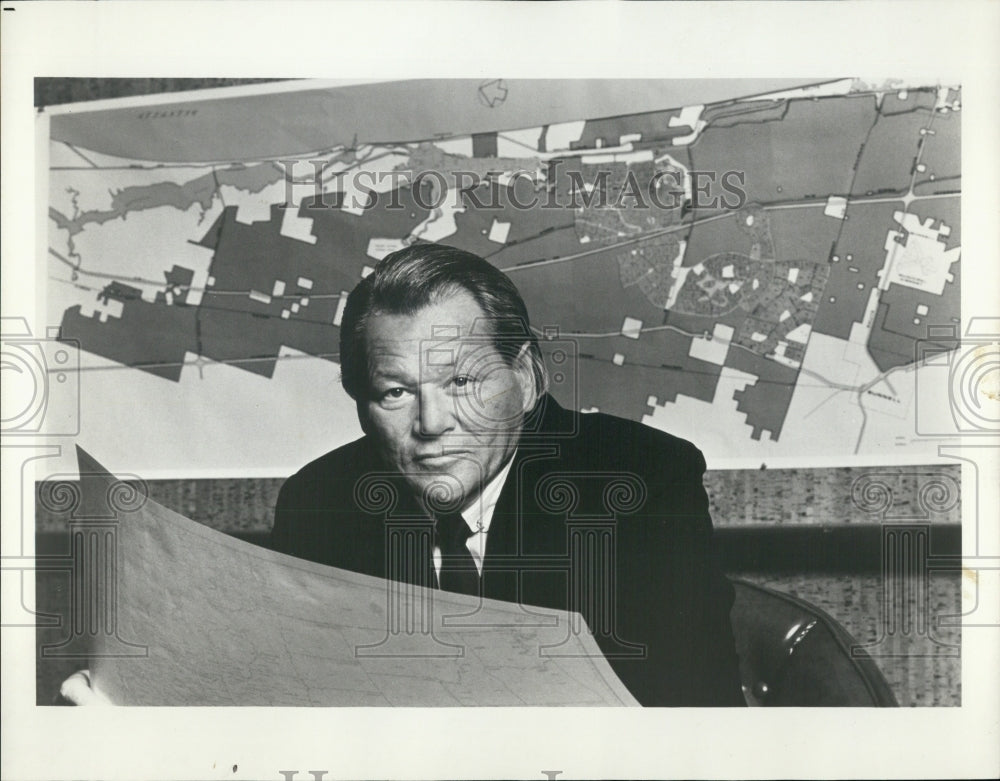 1974 Press Photo Dr. Norman Young President and chairman ITT Community Developme - Historic Images