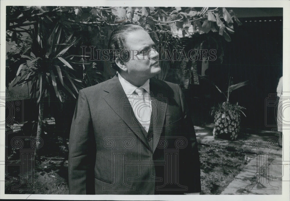 1982 Press Photo Politician Luis Alberto Monge Outside Candid - Historic Images