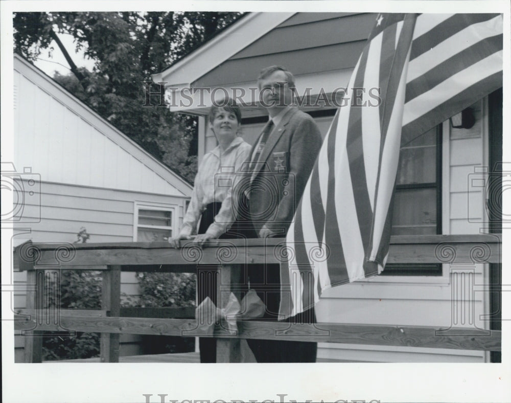 1992 Press Photo Tinley Park Police Commaner Chuck Montgomery Wife Donna - Historic Images