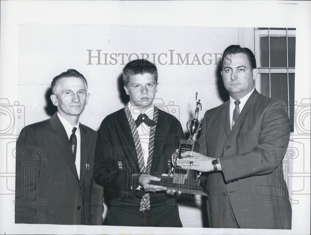 1963 Judge Ober Miller presenting a trophy to Frank Wilotka - Historic Images