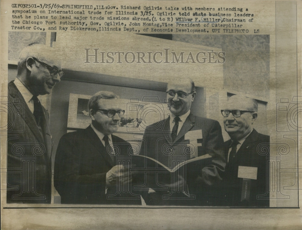 1969 Press Photo Gov. Richard Ogilvie Talks with International Trade for ILL - Historic Images
