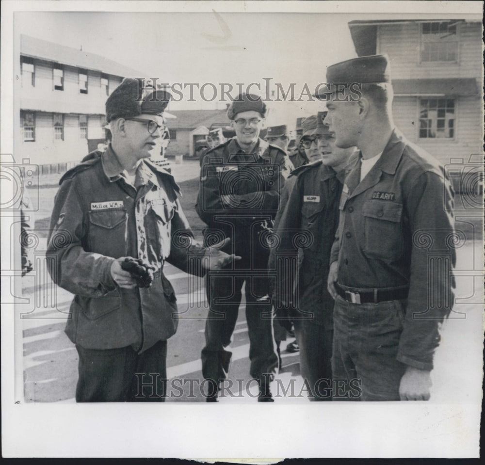 1961 Press Photo Williard M. Miller Jr. chicago talks with buddies Fort Devens - Historic Images