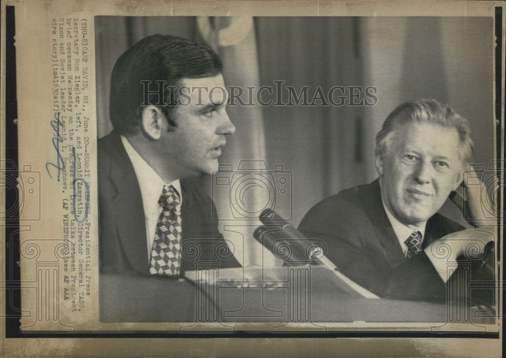 1975 Press Photo Leopid Zamyatin director Gerneral Tass talks with Nixon - Historic Images