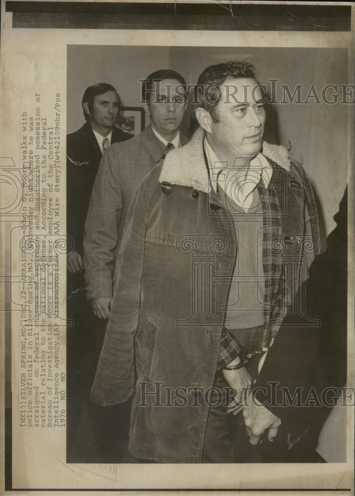 1976 Edwin G. Moore walks with Police officials after arraignment - Historic Images