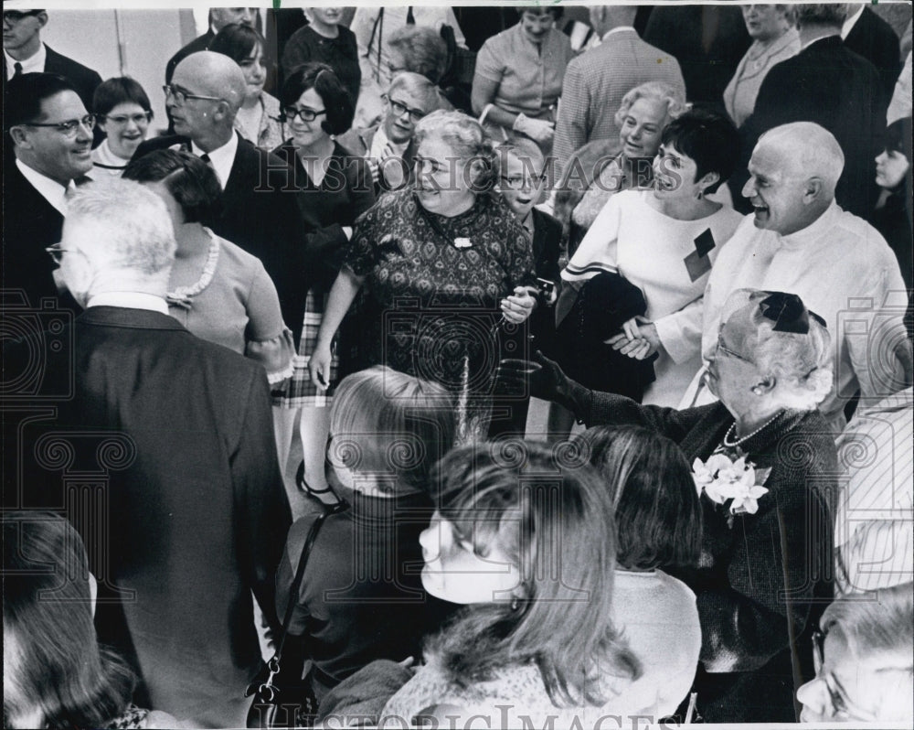 1967 Press Photo of Jesuit missionary Francis Moore on visit home to Chicago - Historic Images