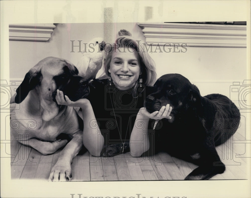 1998 Press Photo Eleanor Mondale With Pets, Betty Wilma and Bebbles - Historic Images