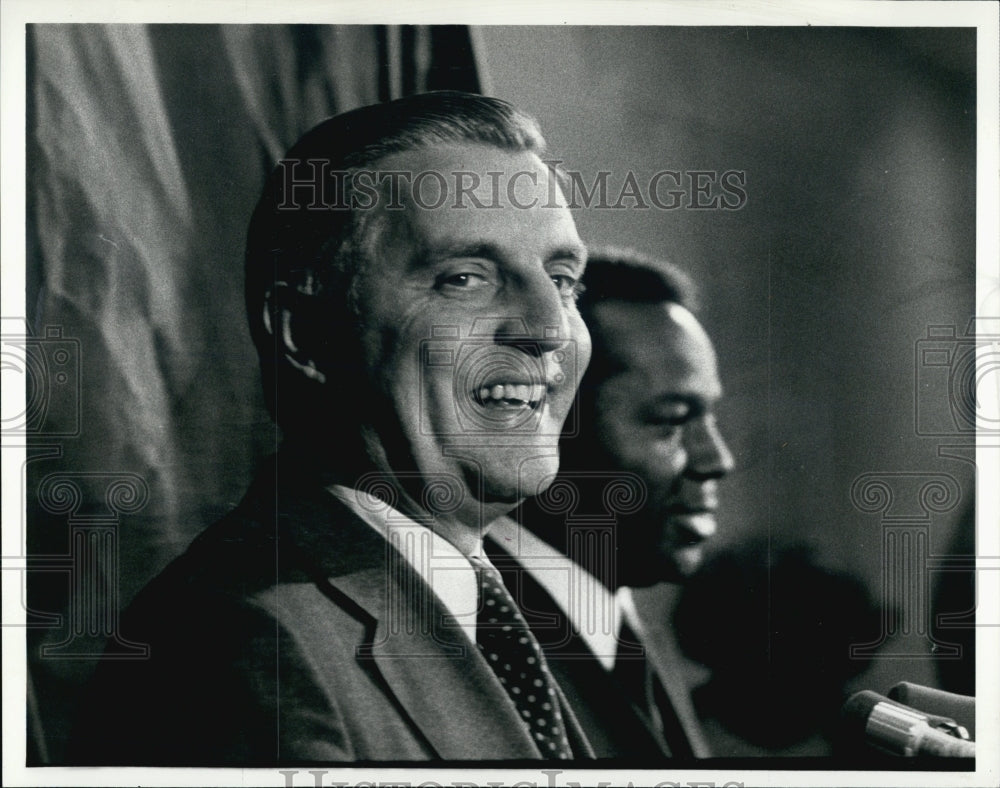 1979 Press Photo Mondale Campaigns with Hatcher - Historic Images