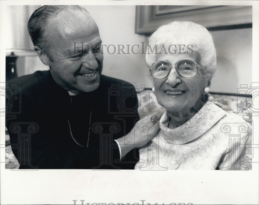 1985 Press Photo Mimi Montgomery And Son Hames Bishop Chicago Episcopal Diocese - Historic Images