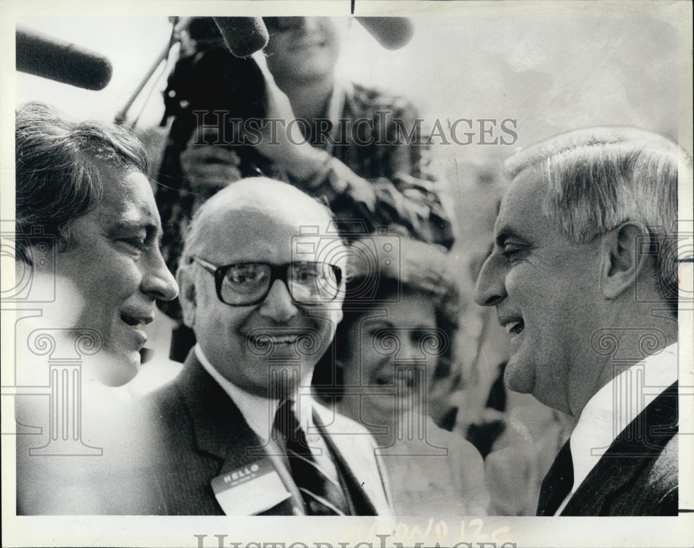 1984 Press Photo Walter Mondale Ed Wrdolyak Chicago politicians Midway Airport - Historic Images