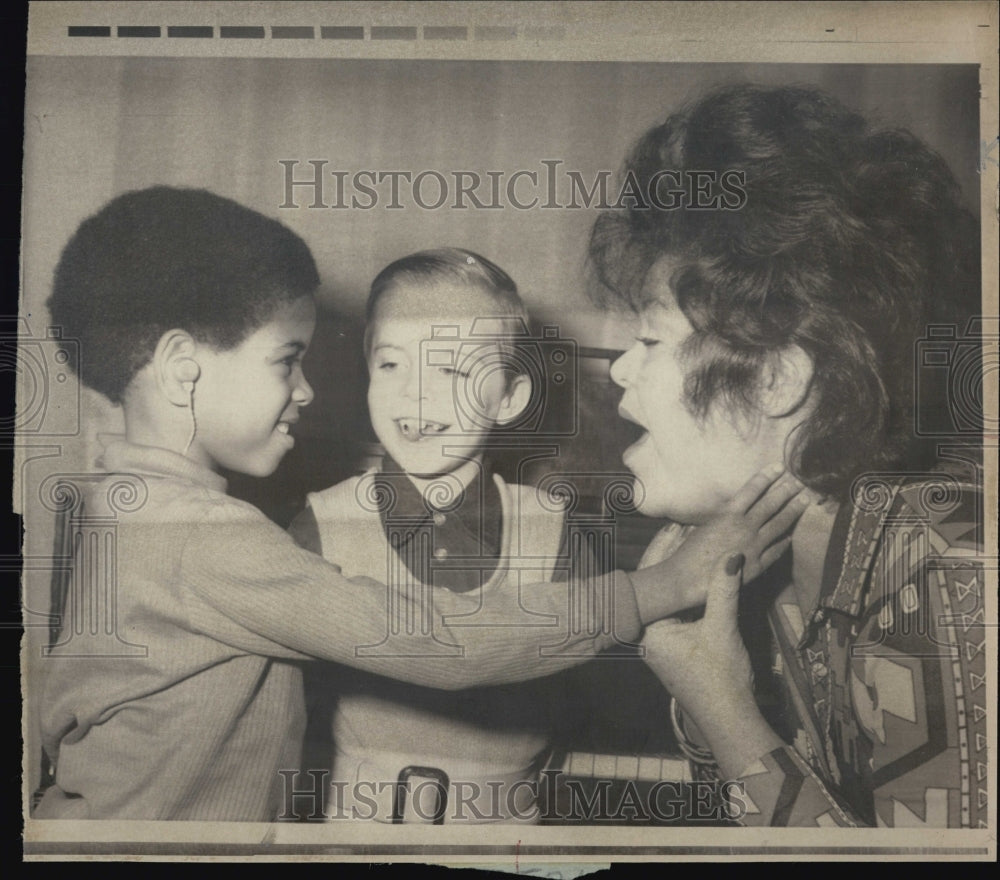 1971 Press Photo Elinor ross League for hard of hearing - RSG06371 - Historic Images