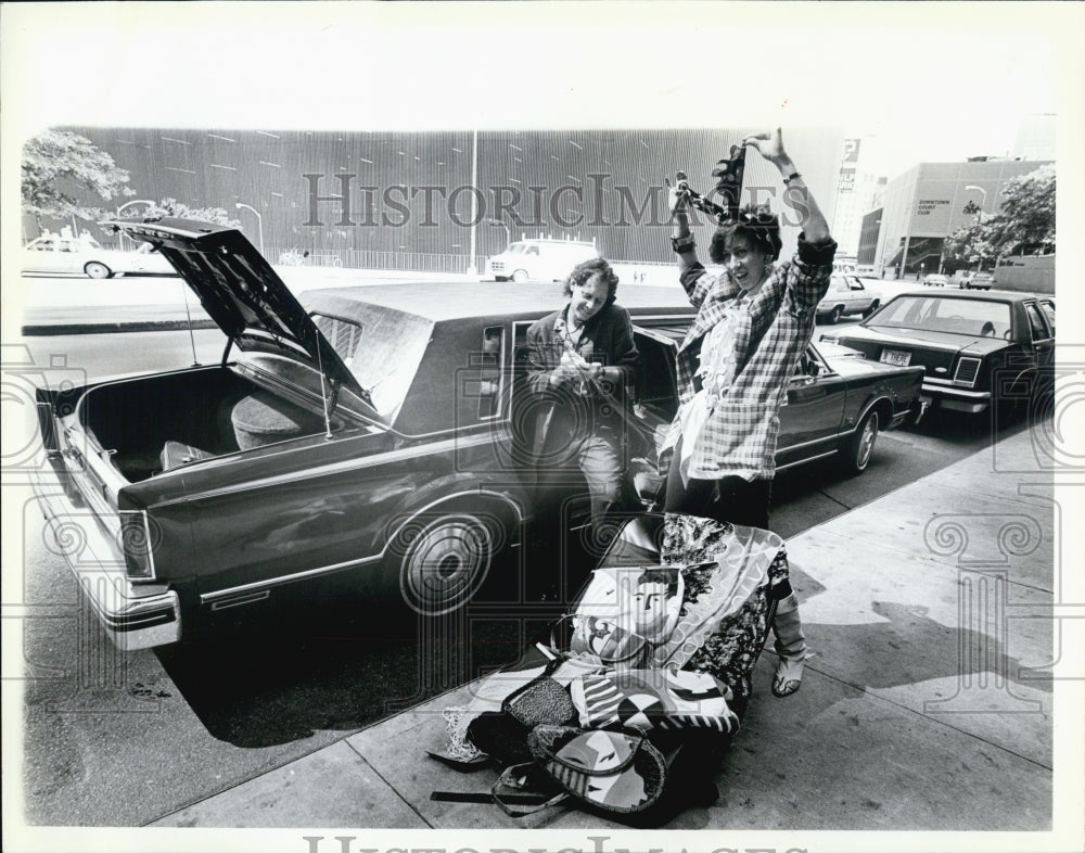 1986 Press Photo Bonnie And Allen Roseman Run Their Boutique Out Of Their Car - Historic Images