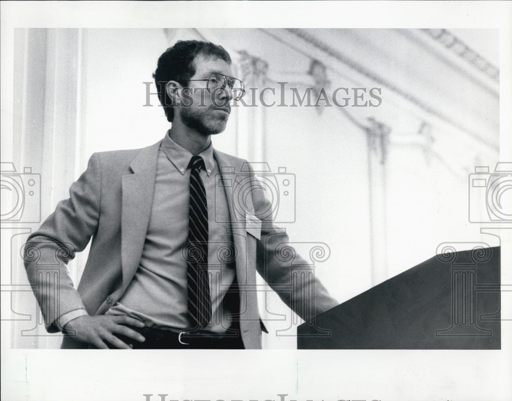 1989 Press Photo Malon Wilkus Is CEO of American Capital Strategies - Historic Images