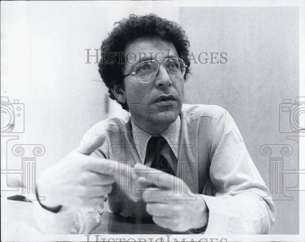 1976 Press Photo Stephen Rosen Explains Gadget In Futurist Book &quot;Future Facts&quot; - Historic Images