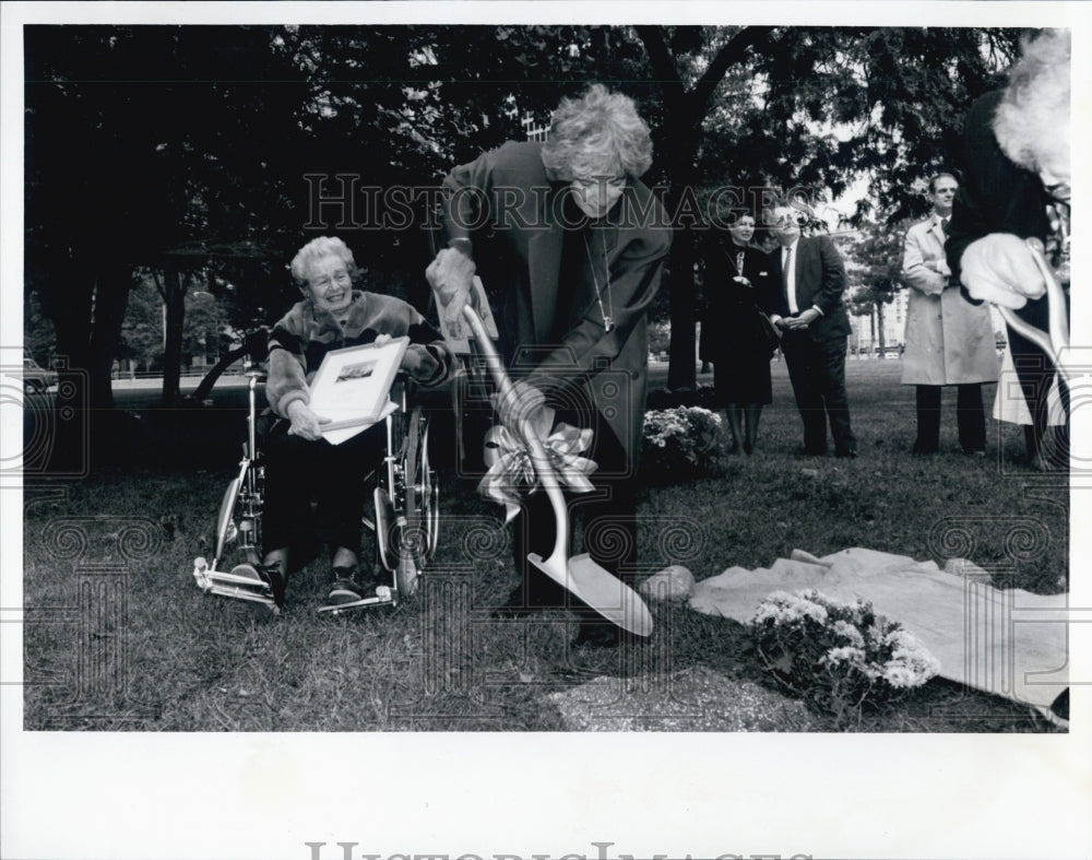 1989 Press Photo Rosenbaum Garden Celebrate Escape from Holocaust - Historic Images