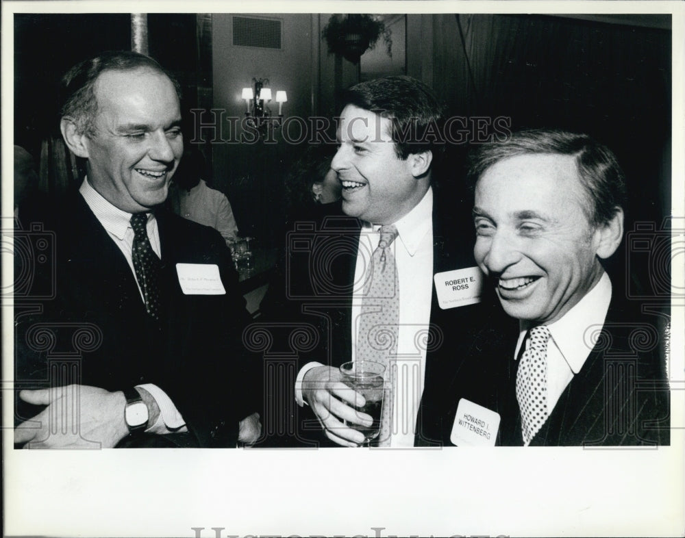 1984 Press Photo Robert Ross And Howard Wttenberg Of Northern Trust Enjoy Party - Historic Images