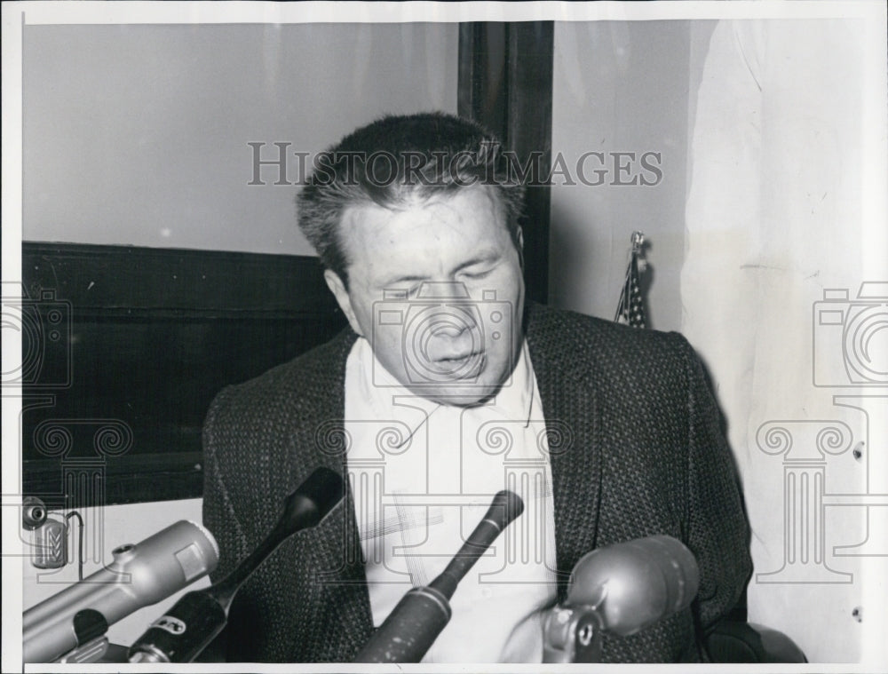 1962 Press Photo of Anthony Portelli talking at Chicago Detective Bureau - Historic Images