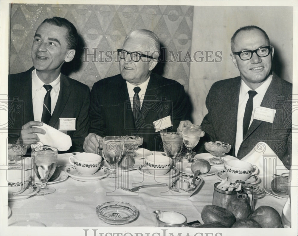 1964 Chicago Businessmen Meet - Historic Images