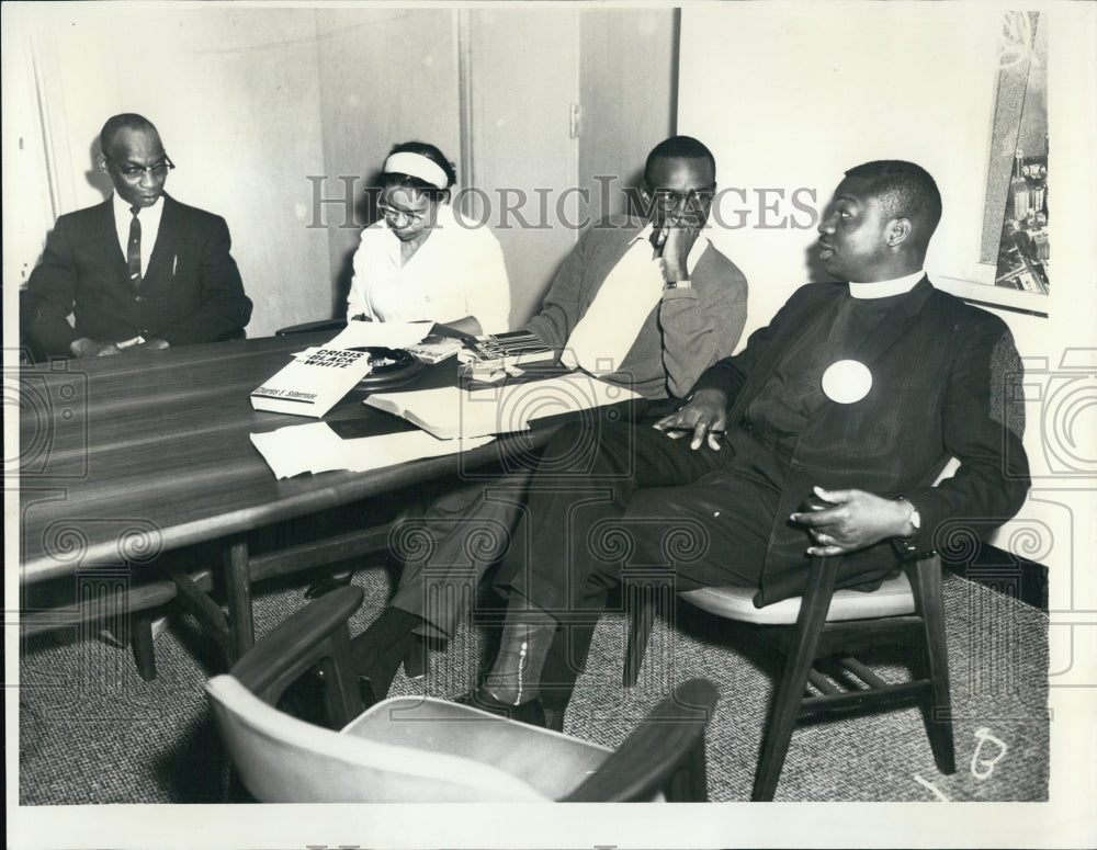 1964 Press Photo Visitors Wait in Urban Renewal Office Chicago - RSG06891 - Historic Images