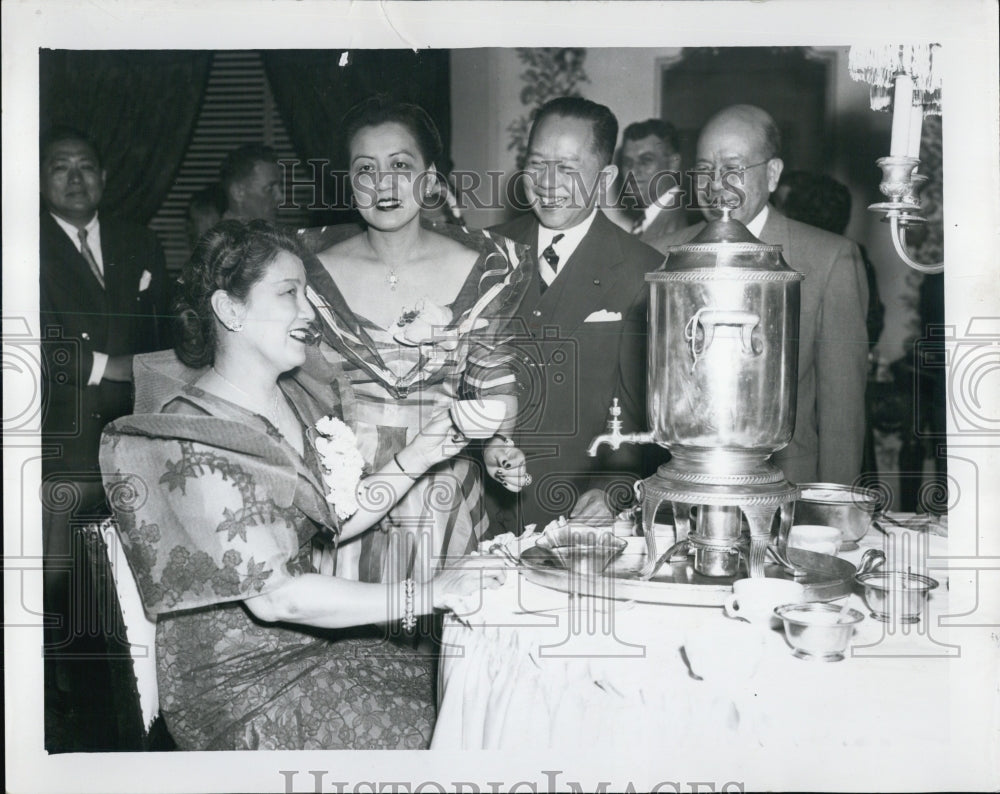 1952 Press Photo Mr./Mrs. Carlos Romulo/Philippine Ambassador/Mr/Mrs. Louis Ruiz - Historic Images