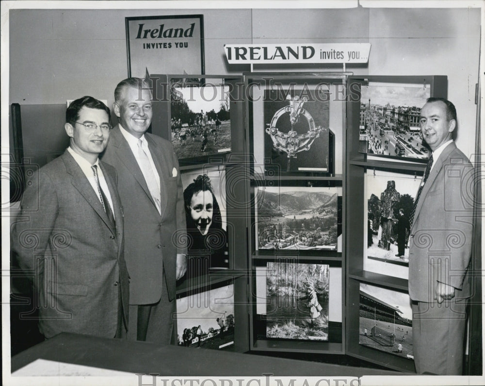 1956 Press Photo Three Irishmen at Irish Tourist Information Booth - RSG07057 - Historic Images