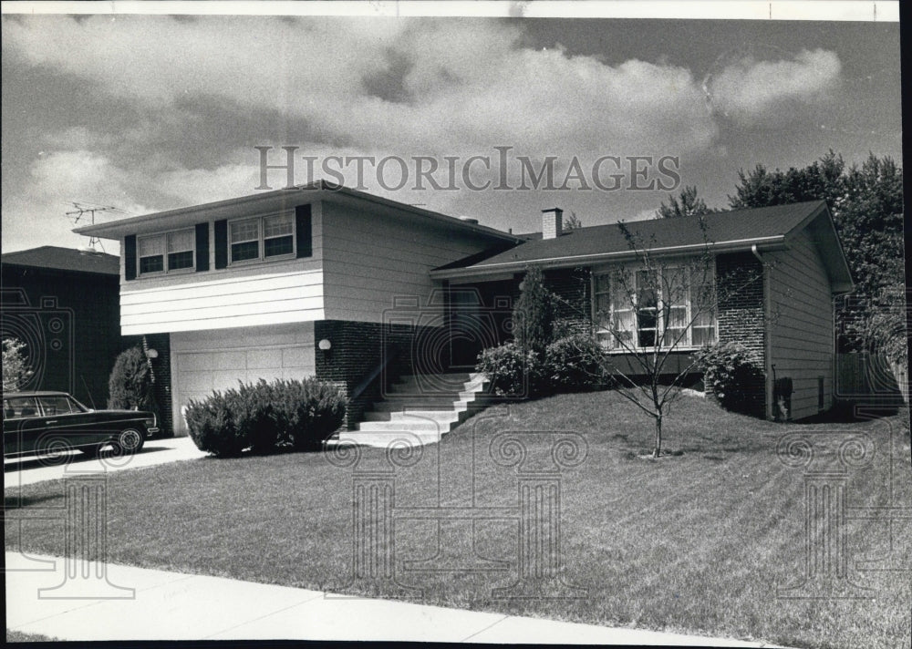 1977 Michaels Exterior Decoration - Historic Images