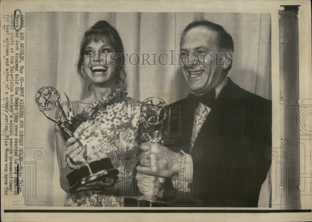 1974 Press Photo Mary Tyler Moore and Jack Klugman, both Emmy Winners - Historic Images