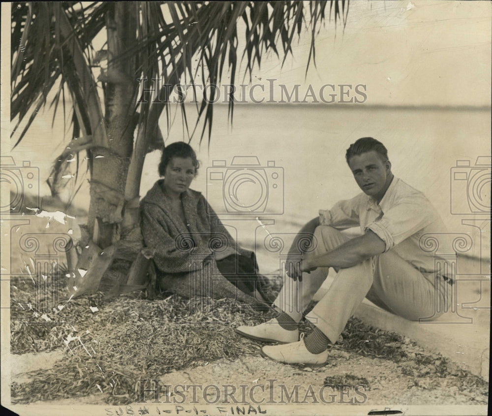 1932 Mr. and Mrs. Elliott Roosevelt on honeymoon on Aseppa Island - Historic Images