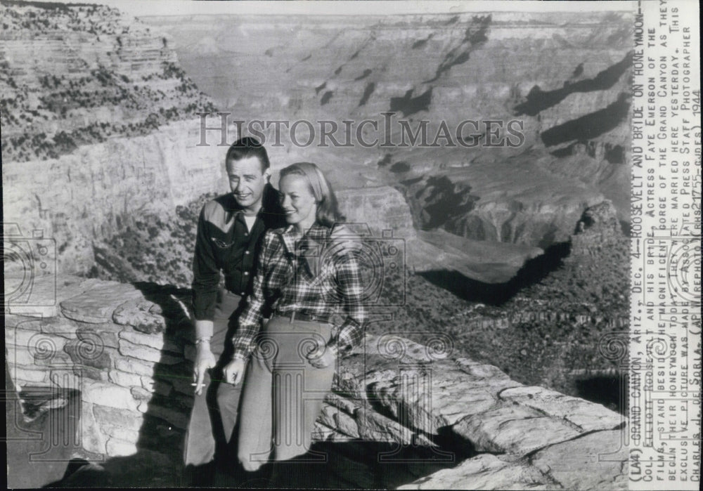 1944 Elliott Roosevelt & Wife Actress Faye Emerson Grand Canyon - Historic Images