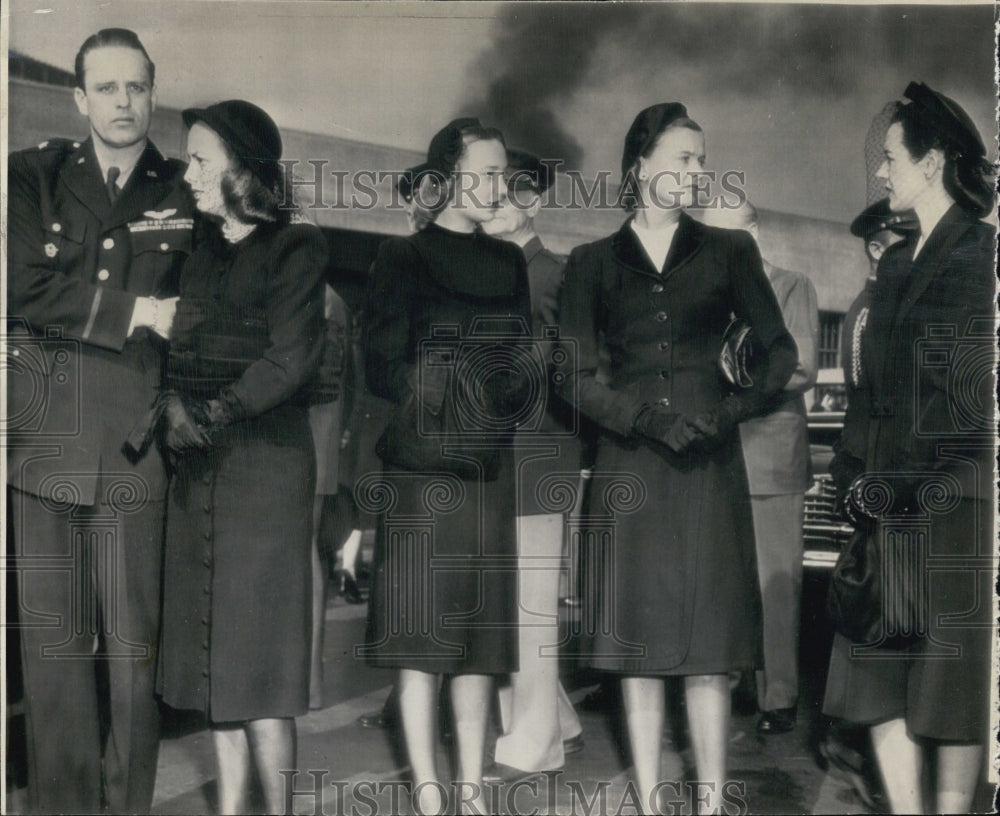 1945 Press Photo Elliott Roosevelt & Wife Actress Faye Emerson Railroad Station - Historic Images
