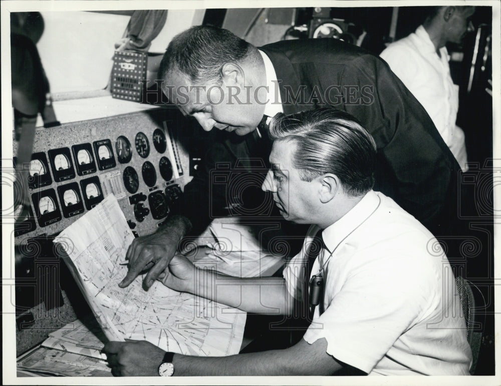 Press Photo Lyle Underwood Kansas City Air Traffic Control & Roman Pucinski - Historic Images
