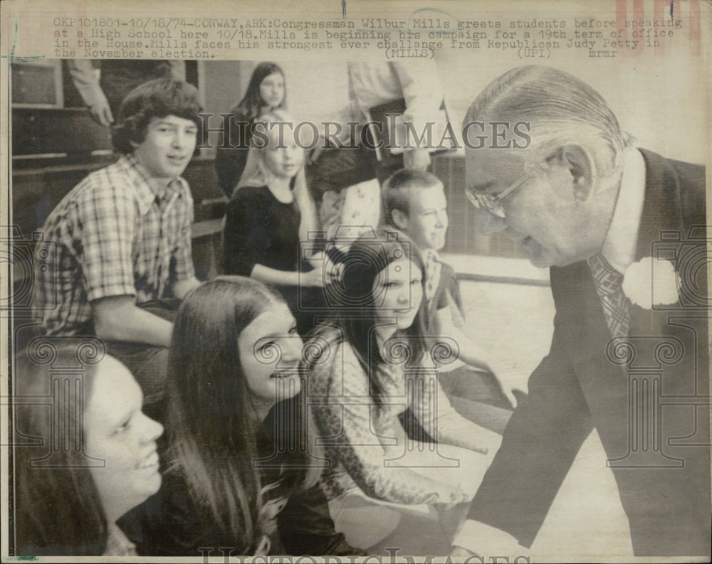 1974 Congressman Wilbur Mills meets students - Historic Images