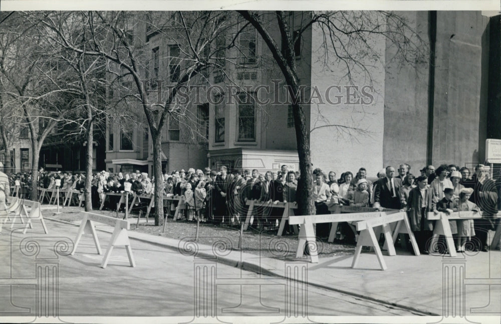 1965 Line of Mourners For Cardinal Meyers - Historic Images