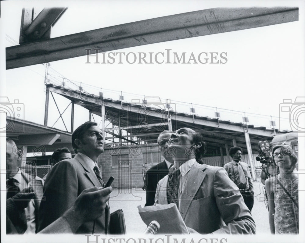 1971 Press Photo Looking over Defects. Judge Canham and Eng. Nick Lebar.. - Historic Images