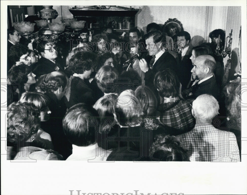 1980 Press Photo Ted Kennedy in Home of George Sallade Campaigning for O&#39;Reilly. - Historic Images